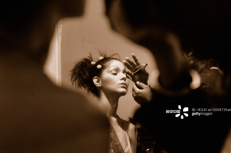 化妆师为表演者化妆图片素材