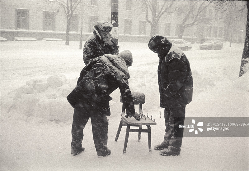 三名男子在雪地里下棋图片素材