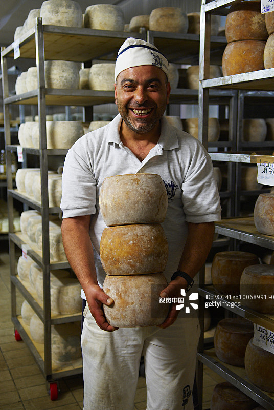 意大利撒丁岛卡利亚里省锡利夸：奶酪制造商肖像图片素材