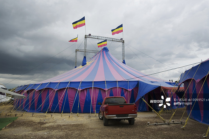 阴天下的马戏团帐篷图片素材