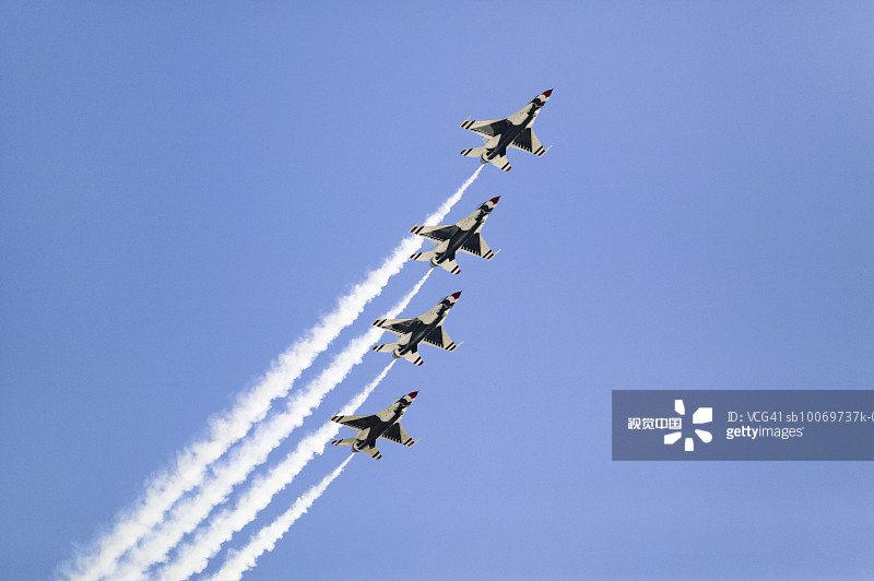 四架美国空军F-16C战隼战斗机编队飞行图片素材