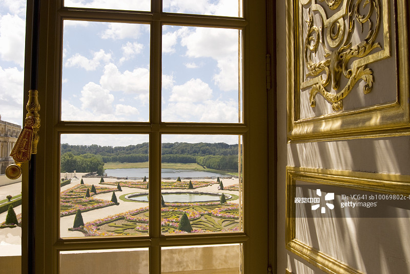 法国巴黎凡尔赛宫：透过窗户看到的花园图片素材