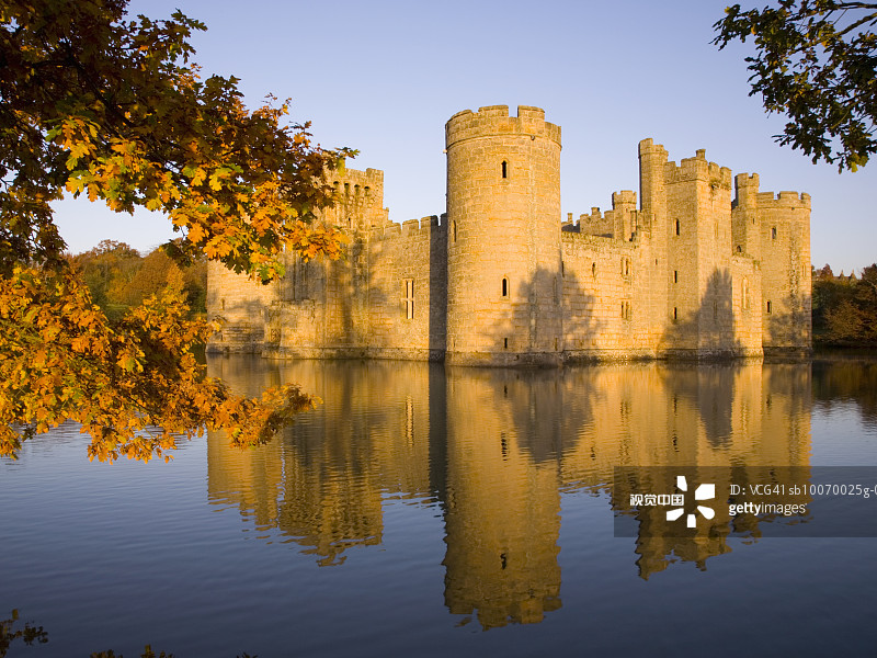 英国东萨塞克斯博迪亚姆城堡的护城河日出倒影图片素材