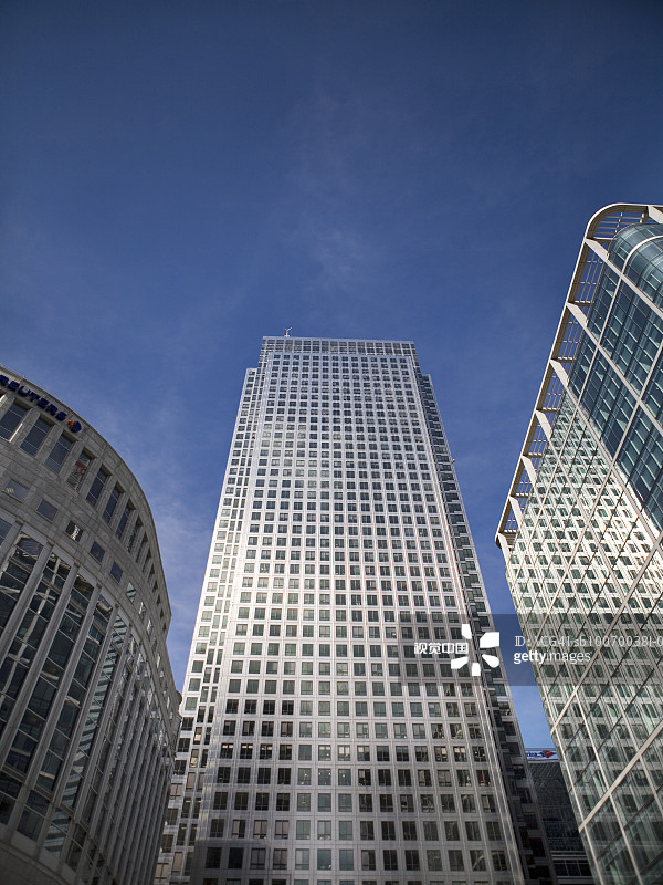 英国金丝雀码头塔楼的低角度景观图片素材