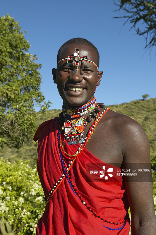 肯尼亚莱瓦保护区身穿红色长袍的马赛战士图片素材